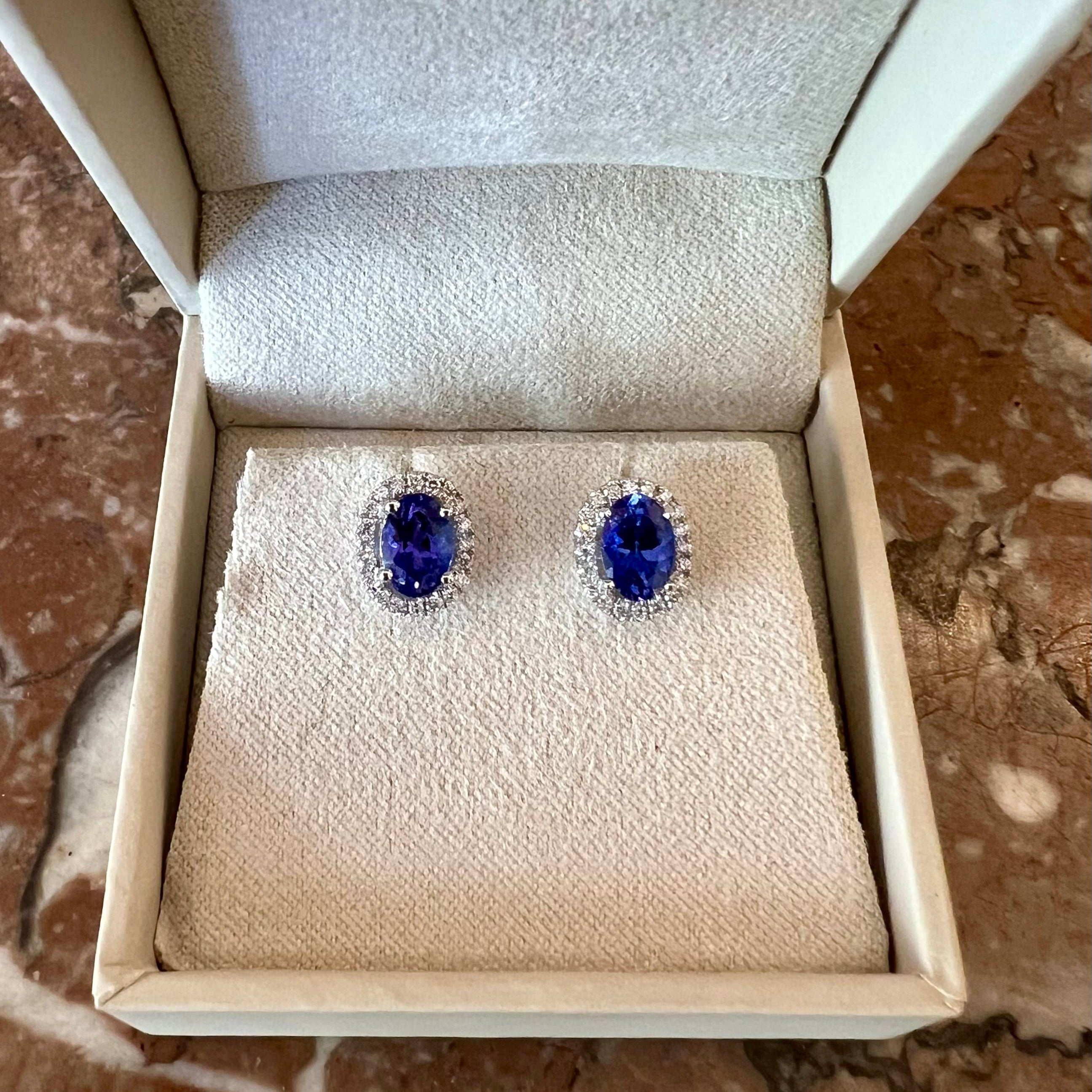 Boucles d'Oreilles Puces en or blanc, tanzanites, et diamants