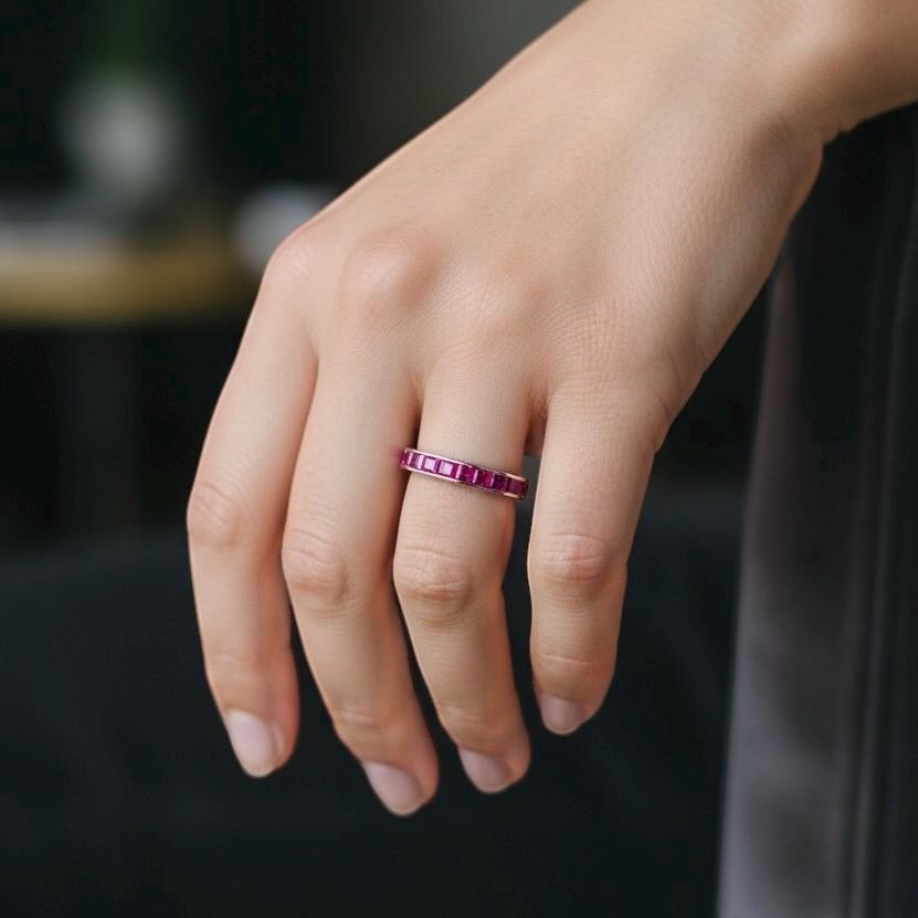 Bague Alliance en or blanc et rubis