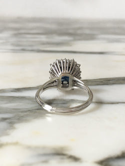 Bague Entourage en or blanc, saphir, et diamants