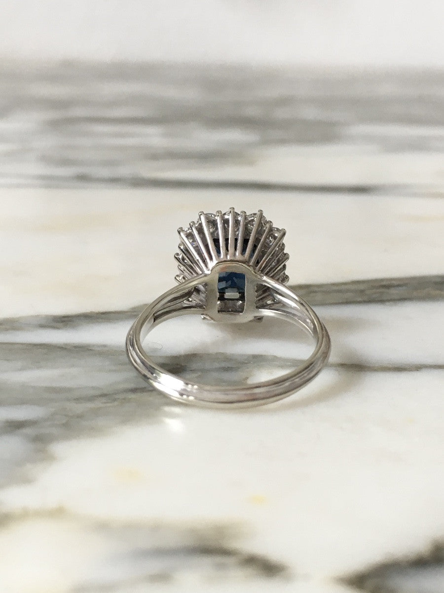 Bague Entourage en or blanc, saphir, et diamants