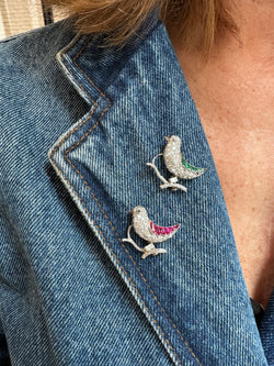 Deux broches "Oiseaux" en or blanc et platine