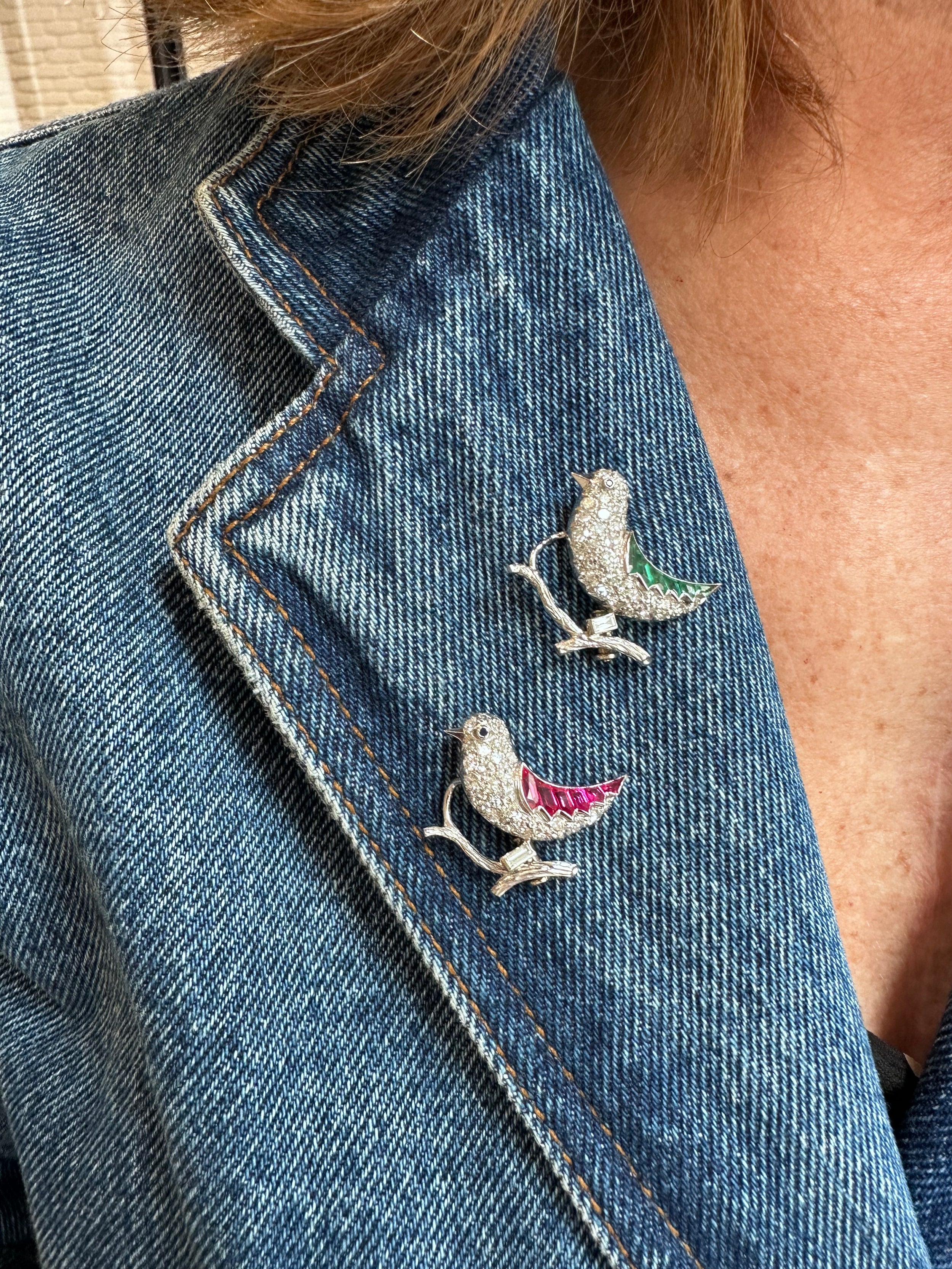 Deux broches "Oiseaux" en or blanc et platine