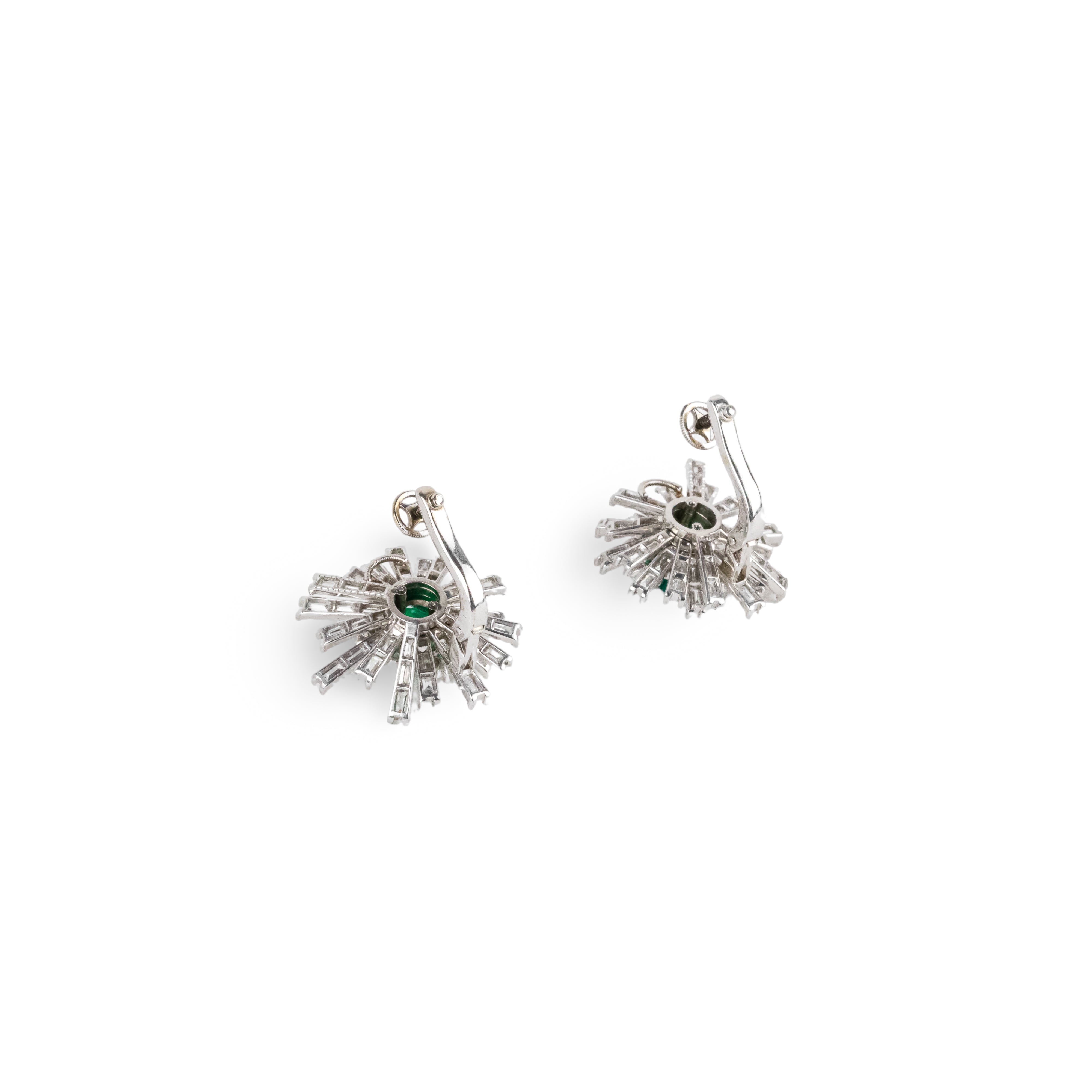 Boucles d'oreilles Clip en or blanc, platine, émeraudes de Colombie et diamants
