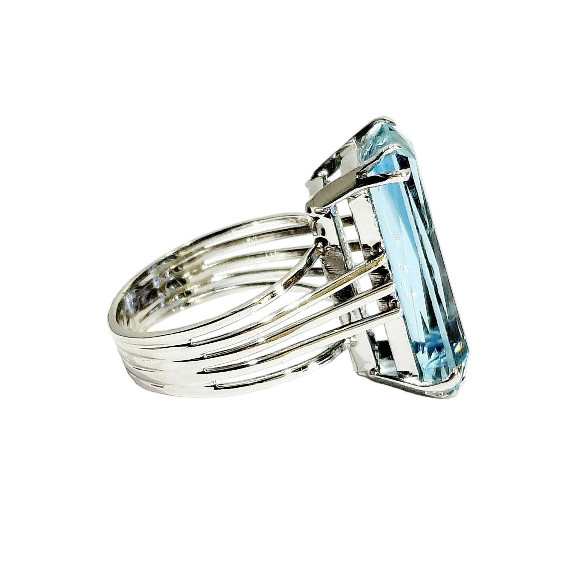 Bague Solitaire en or blanc et aigue-marine