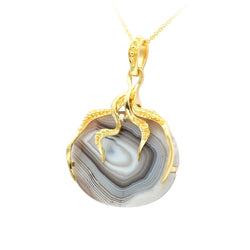Pendentif en or jaune, agate et diamant