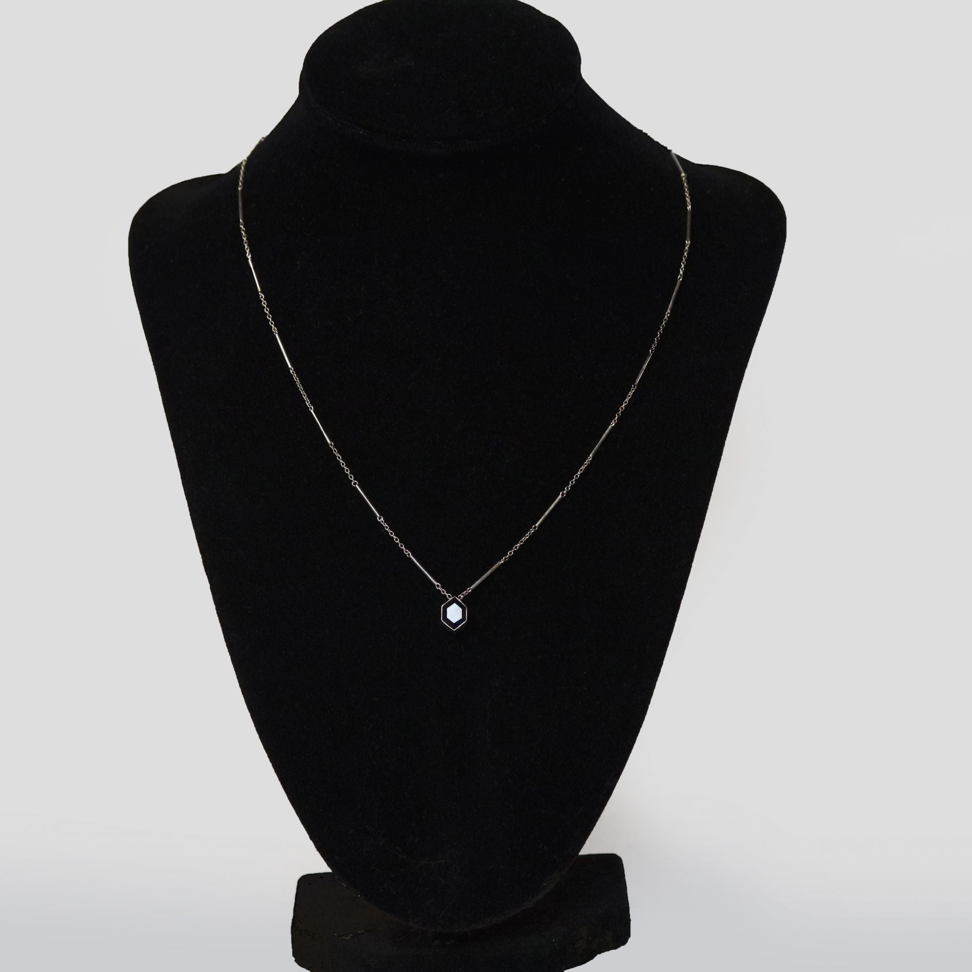 Collier Pendentif en or blanc et saphir