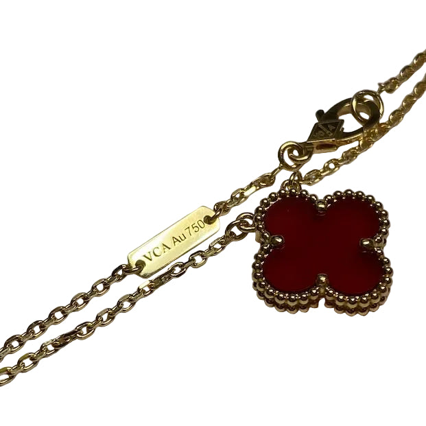 Collier Pendentif VAN CLEEF & ARPELS "Vintage Alhambra" en or jaune et cornaline