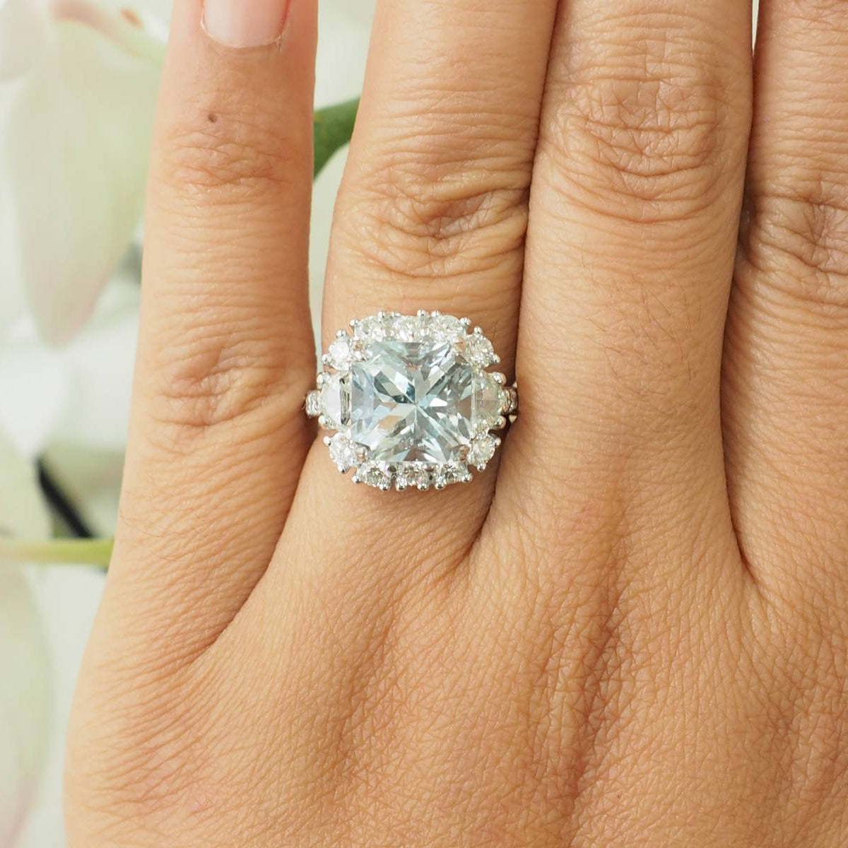 Bague Entourage en or blanc, aigue-marine et diamants