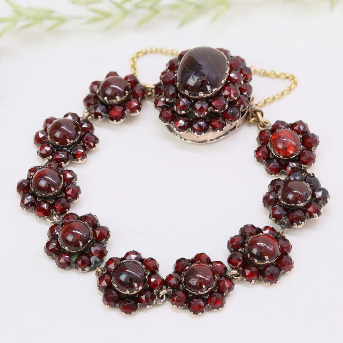 Bracelet en or jaune, argent et grenats