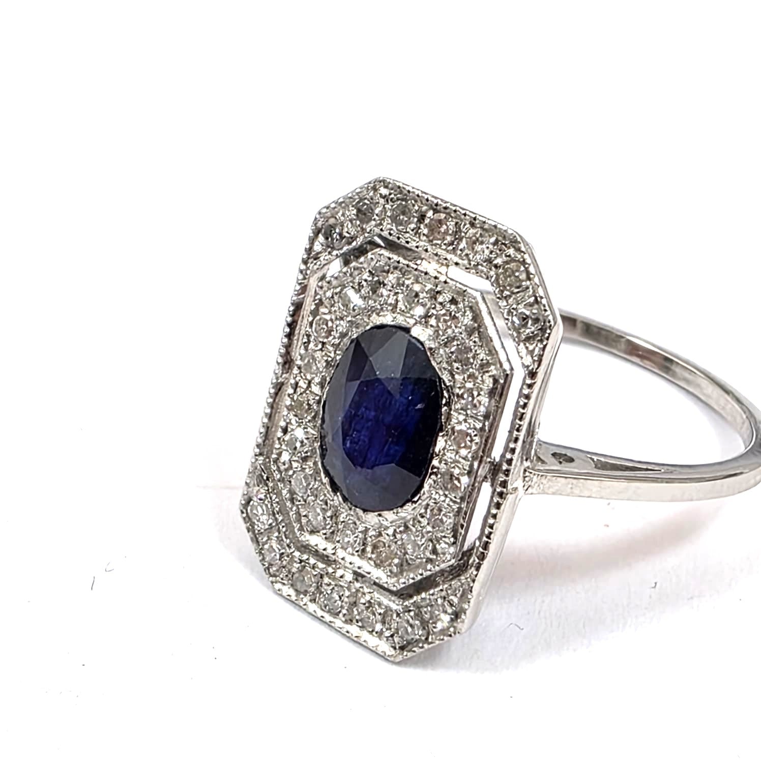 Bague Entourage en or blanc, saphir et diamants