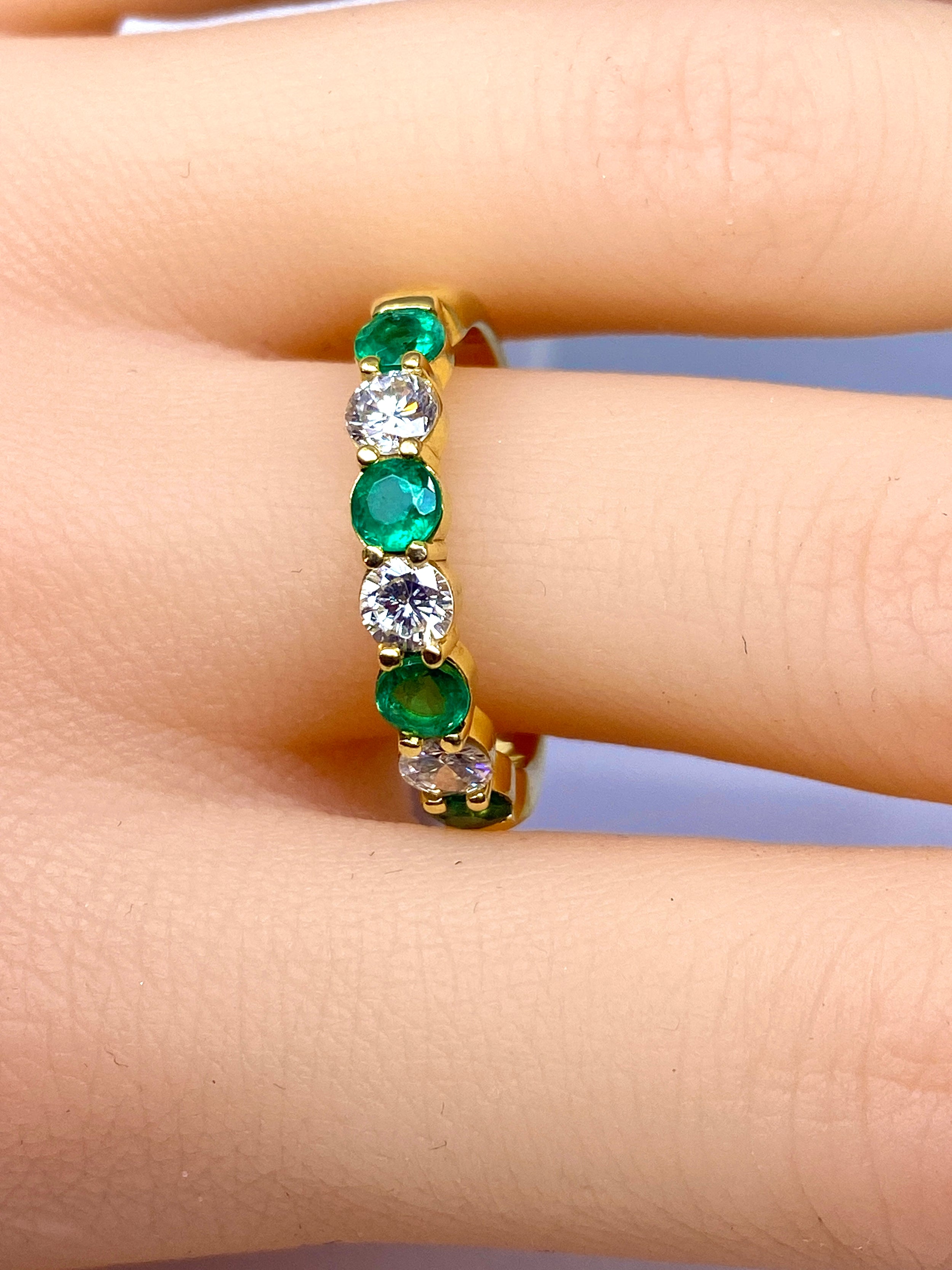 Bague Alliance en or jaune, émeraudes et diamants