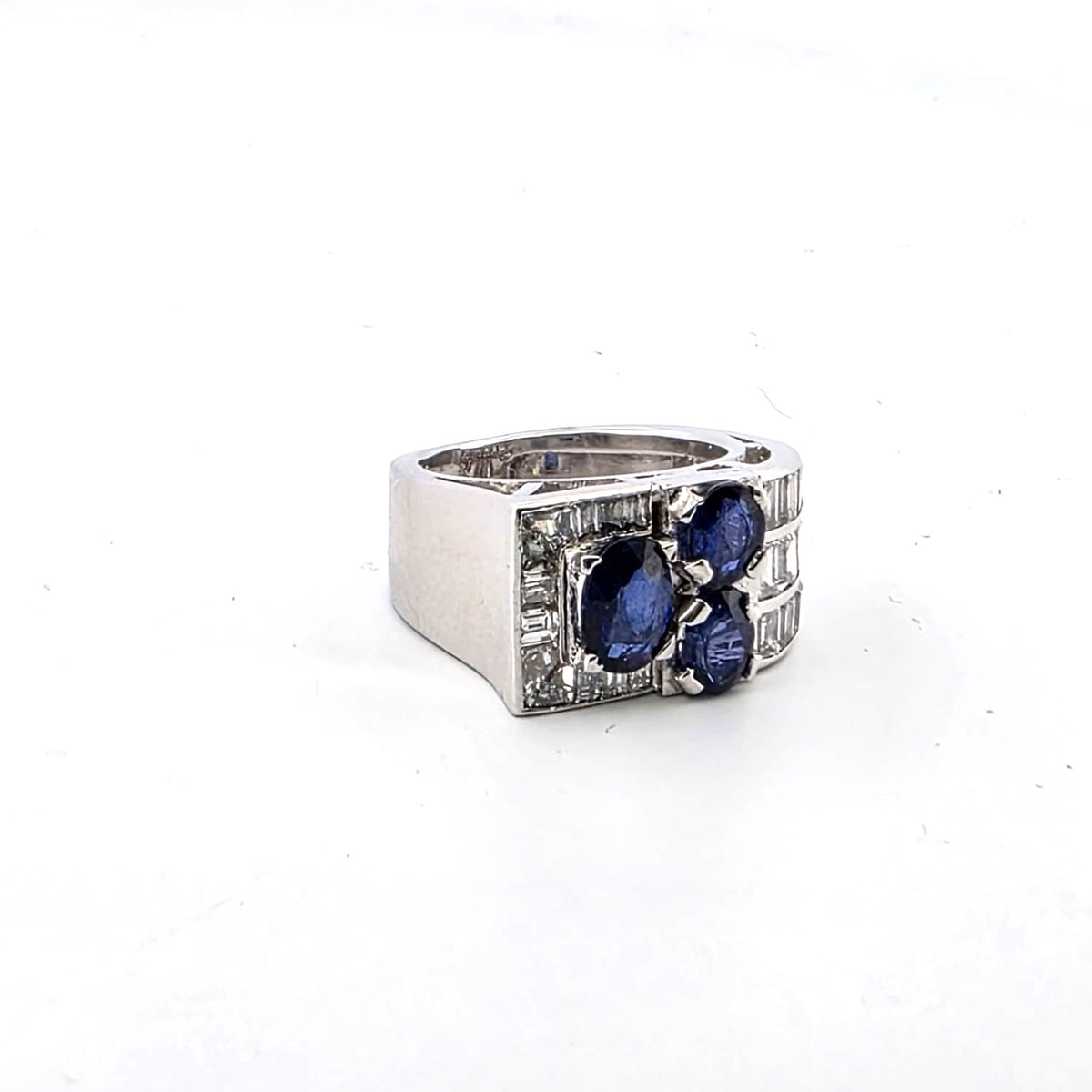 Bague Tank en or blanc, saphirs et diamants