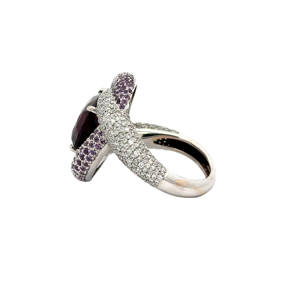 Bague Entourage en or blanc, grenat, améthystes et diamants