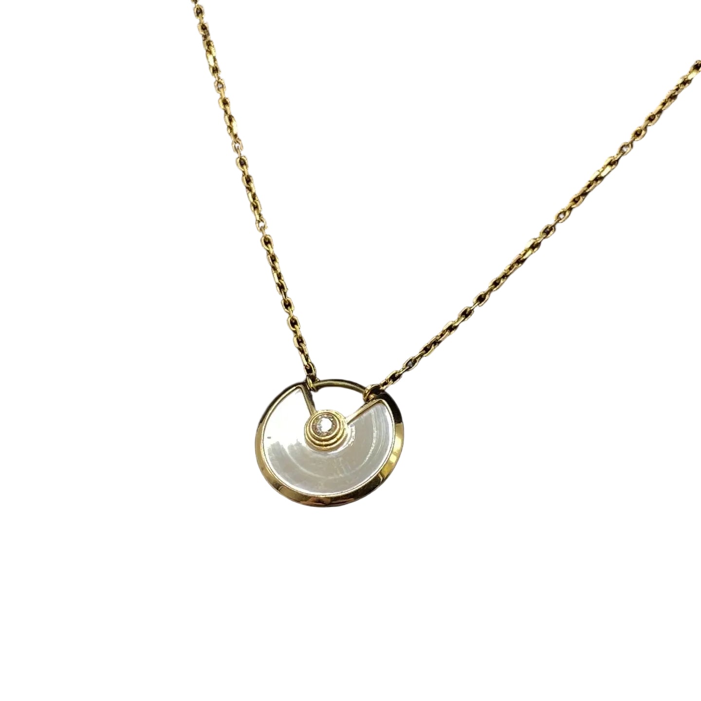 Collier Pendentif CARTIER "Amulette" en or jaune, nacre et diamants
