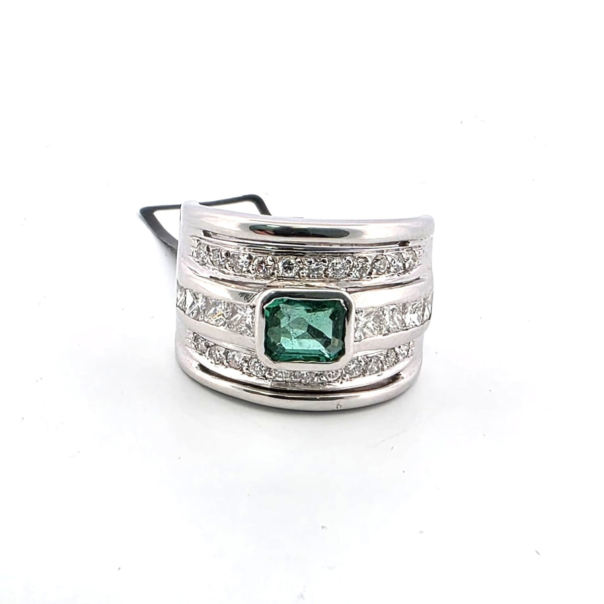 Bague en or jaune, émeraude diamants