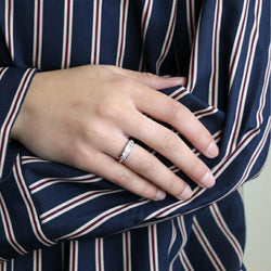 Bague Jarretière en platine et diamants
