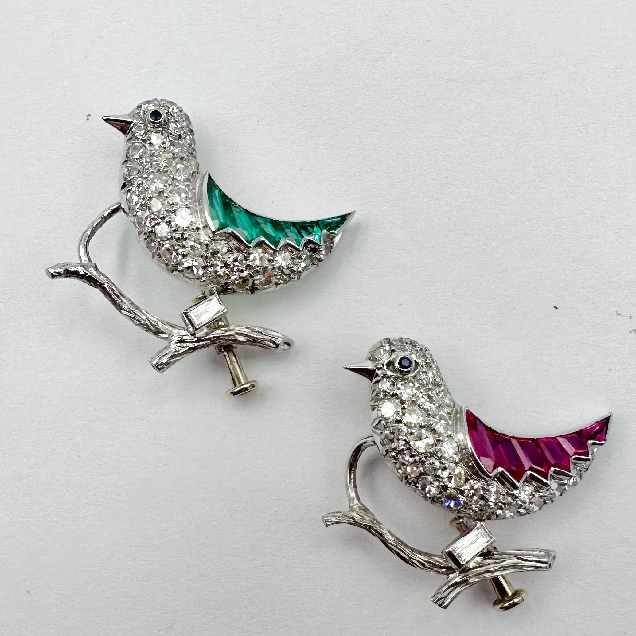 Deux broches "Oiseaux" en or blanc et platine