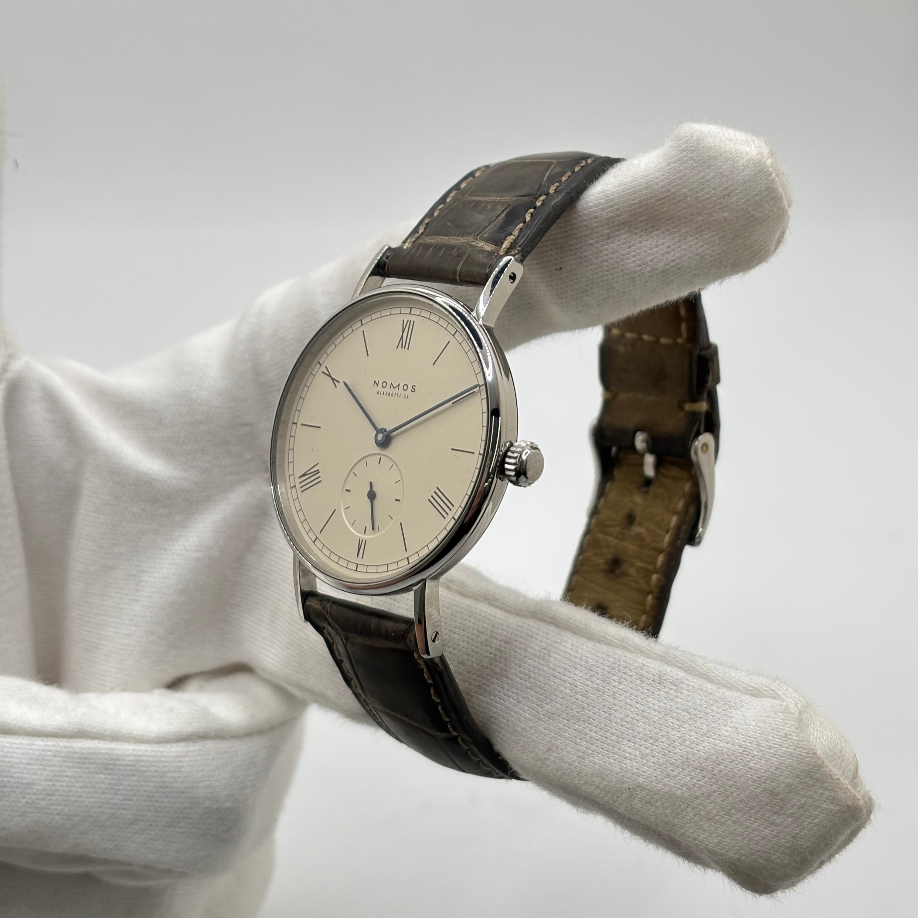 Montre NOMOS en acier et cuir