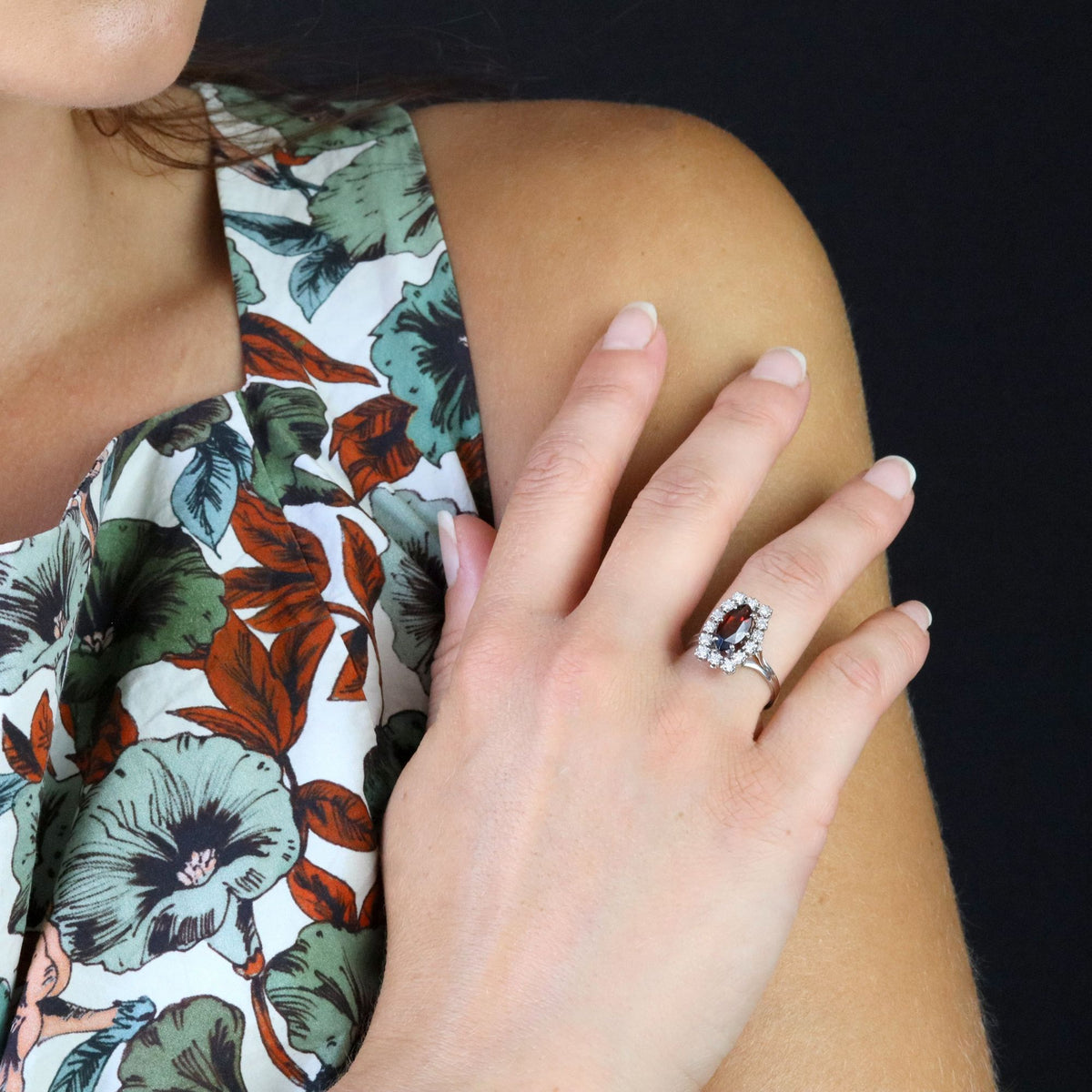Bague Entourage en or blanc, grenat et diamants