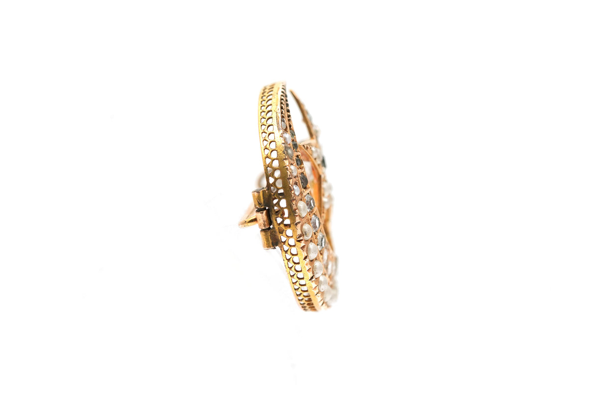 Broche Épingle en or jaune, perles et strass