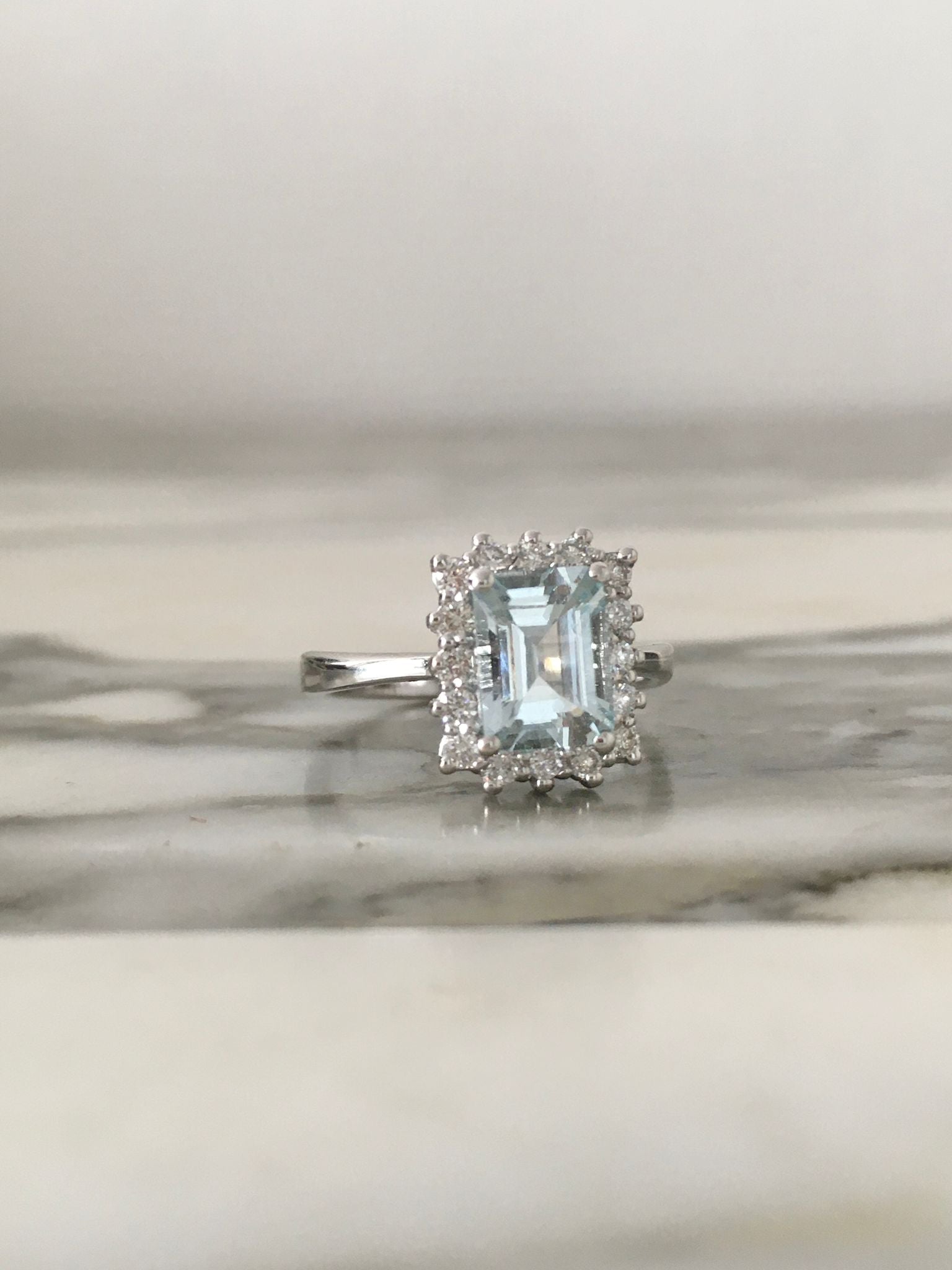 Bague Entourage en or blanc, aigue-marine et diamants