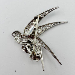Broche "Oiseau posé sur deux fleurs" en or blanc et platine