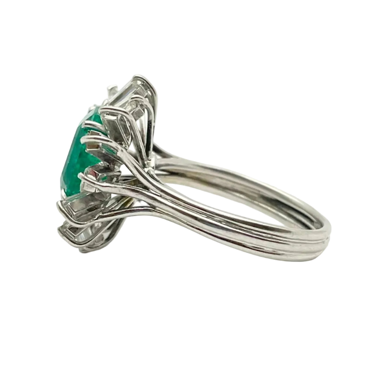 Bague Marguerite en or blanc, émeraude et diamants