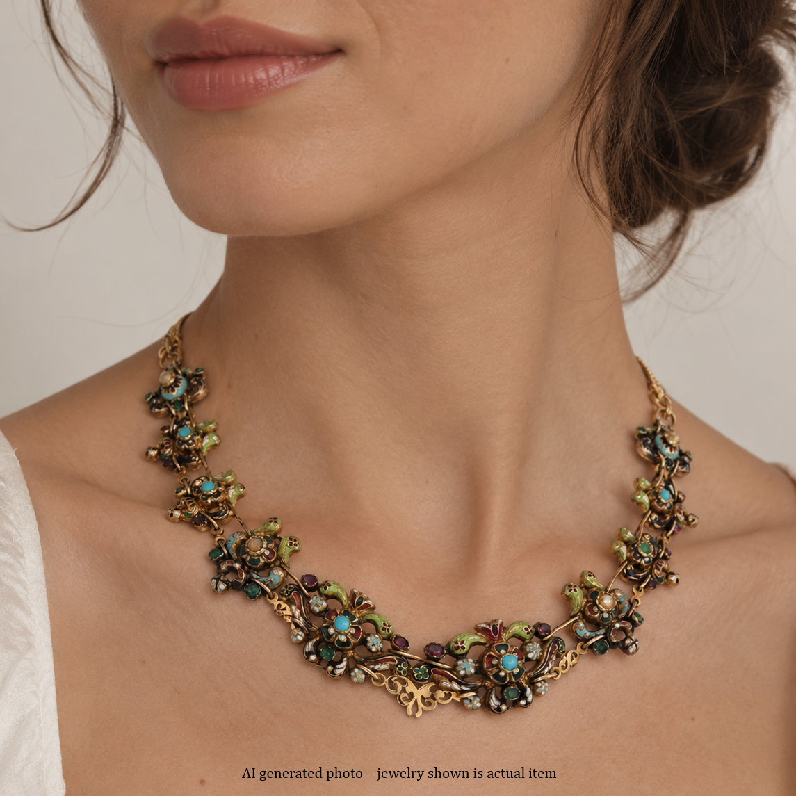 Collier en or jaune et émail