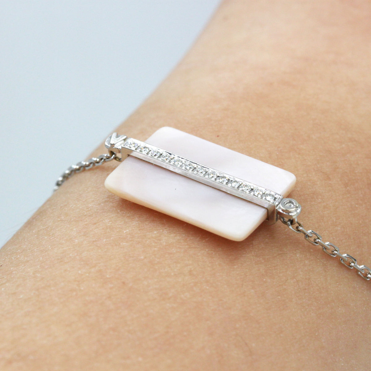 Bracelet VICTORIA CASAL "Étiquette" en or blanc, nacre et diamants