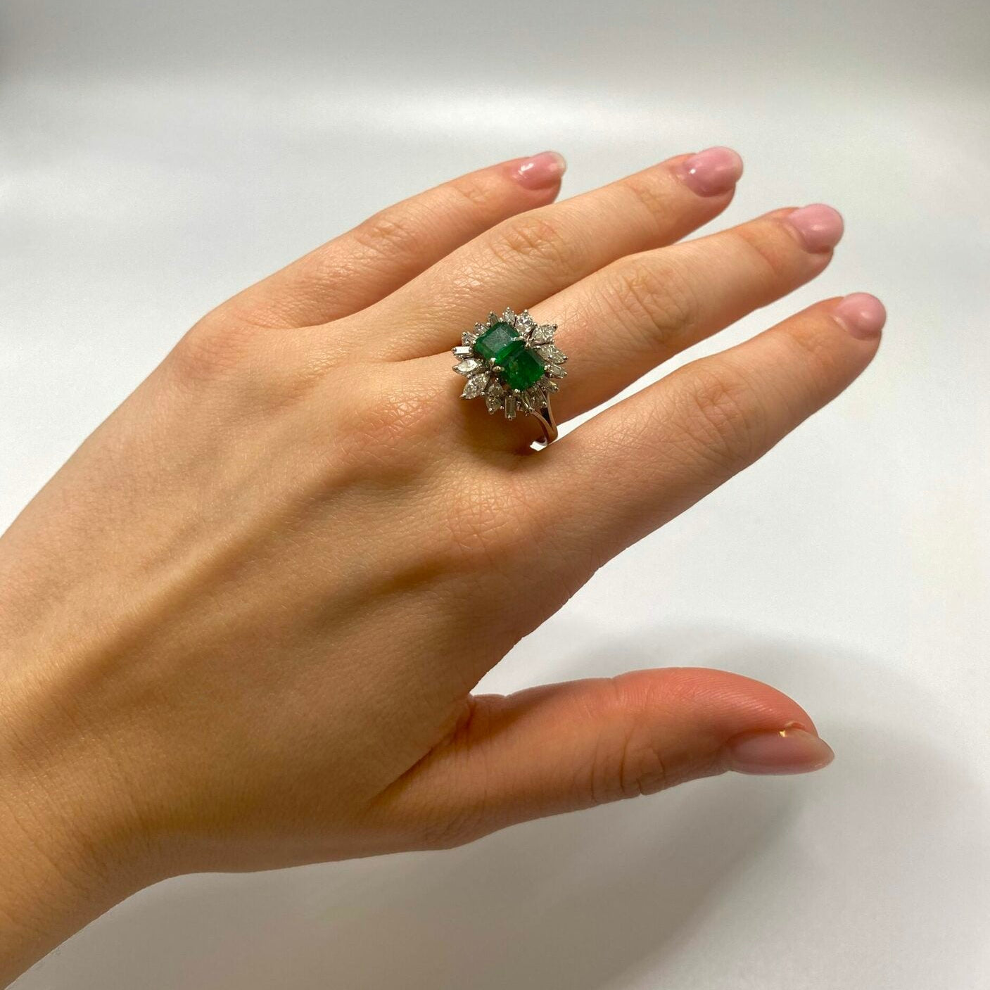 Bague Entourage en or blanc, émeraudes et diamants