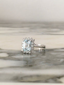 Bague Entourage en or blanc, aigue-marine et diamants