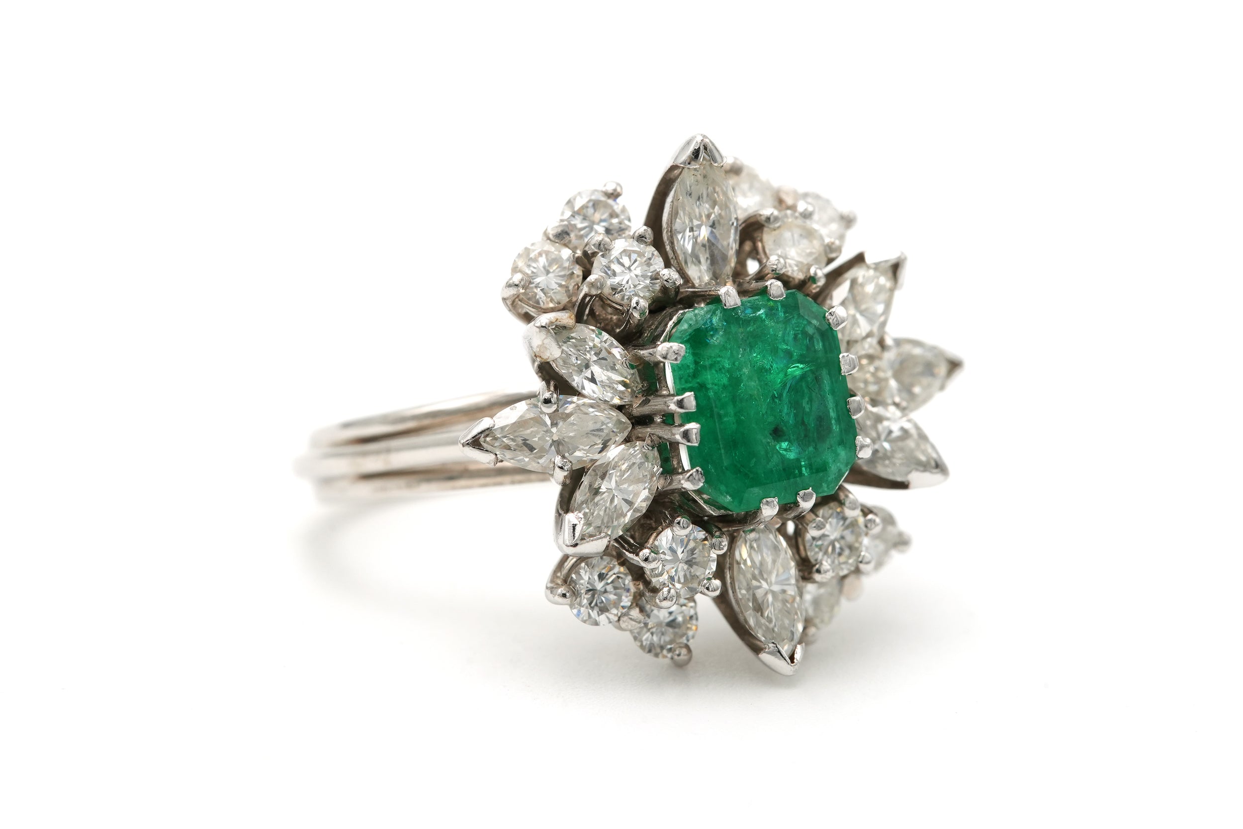 Bague Marguerite en or blanc, émeraude et diamants