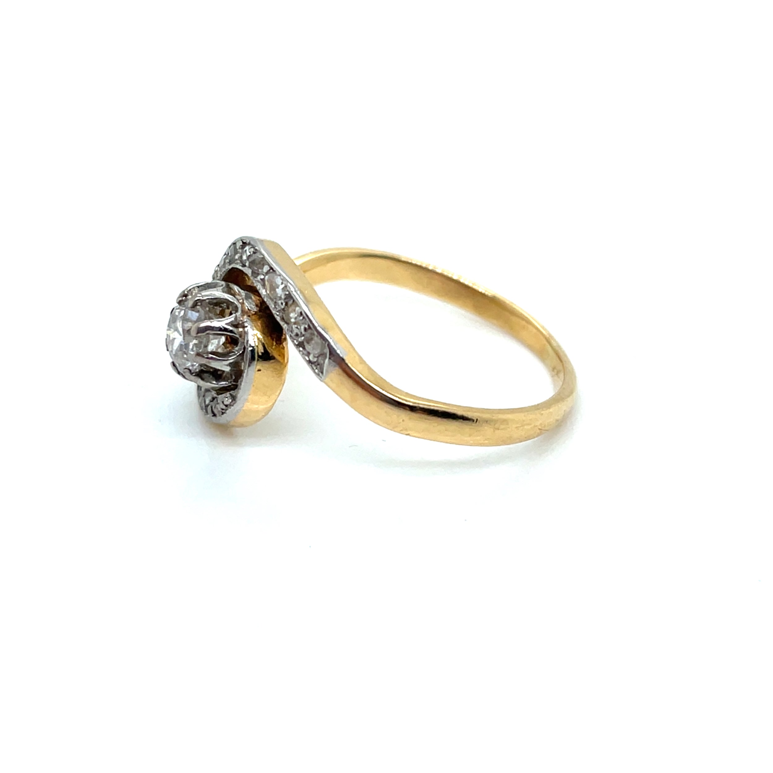 Bague tourbillon en ors de couleurs et diamants