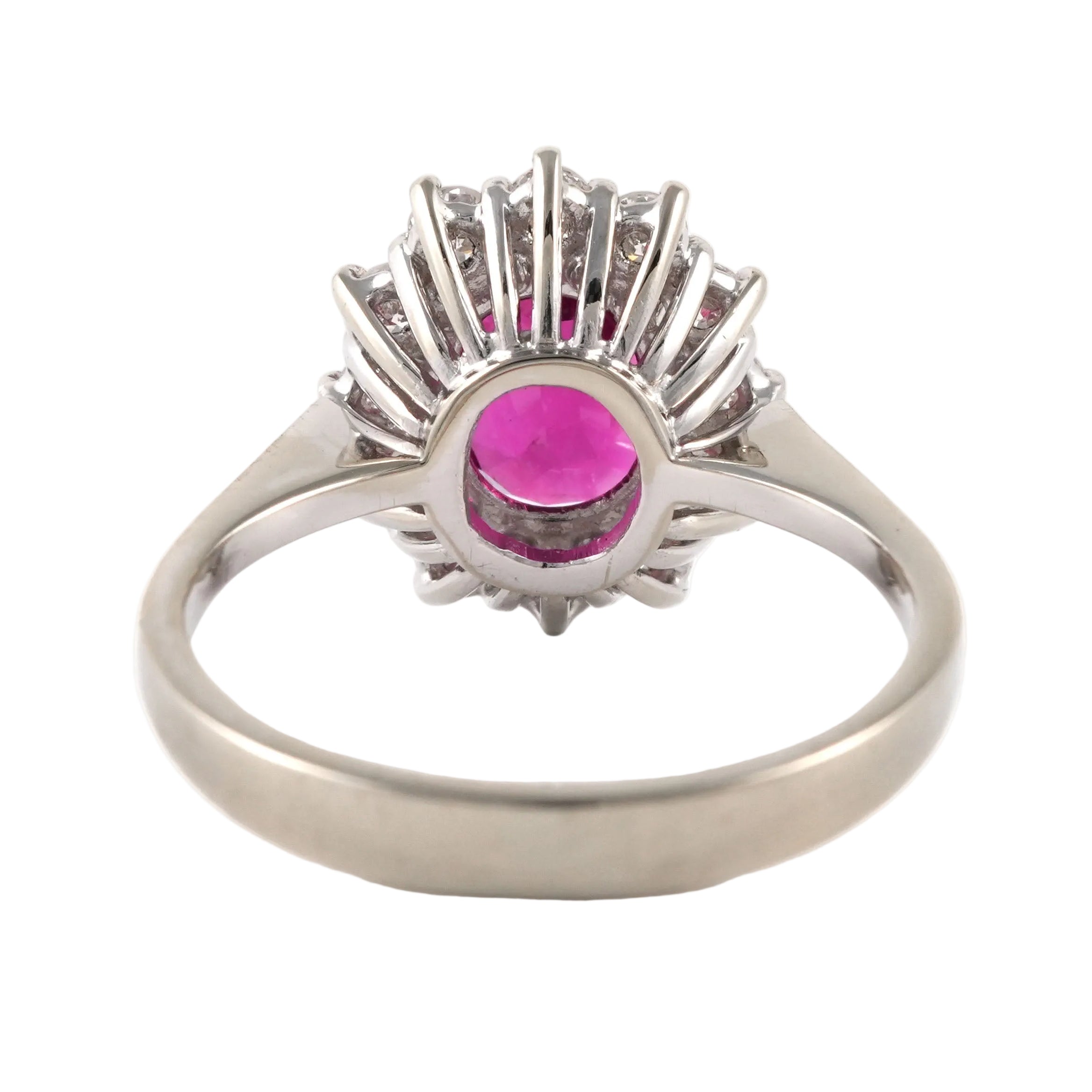 Bague Entourage en or blanc, rubis et diamants