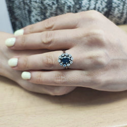 Bague Marguerite en or blanc, saphir et diamants