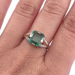 Bague Solitaire en or blanc, émeraude et diamants