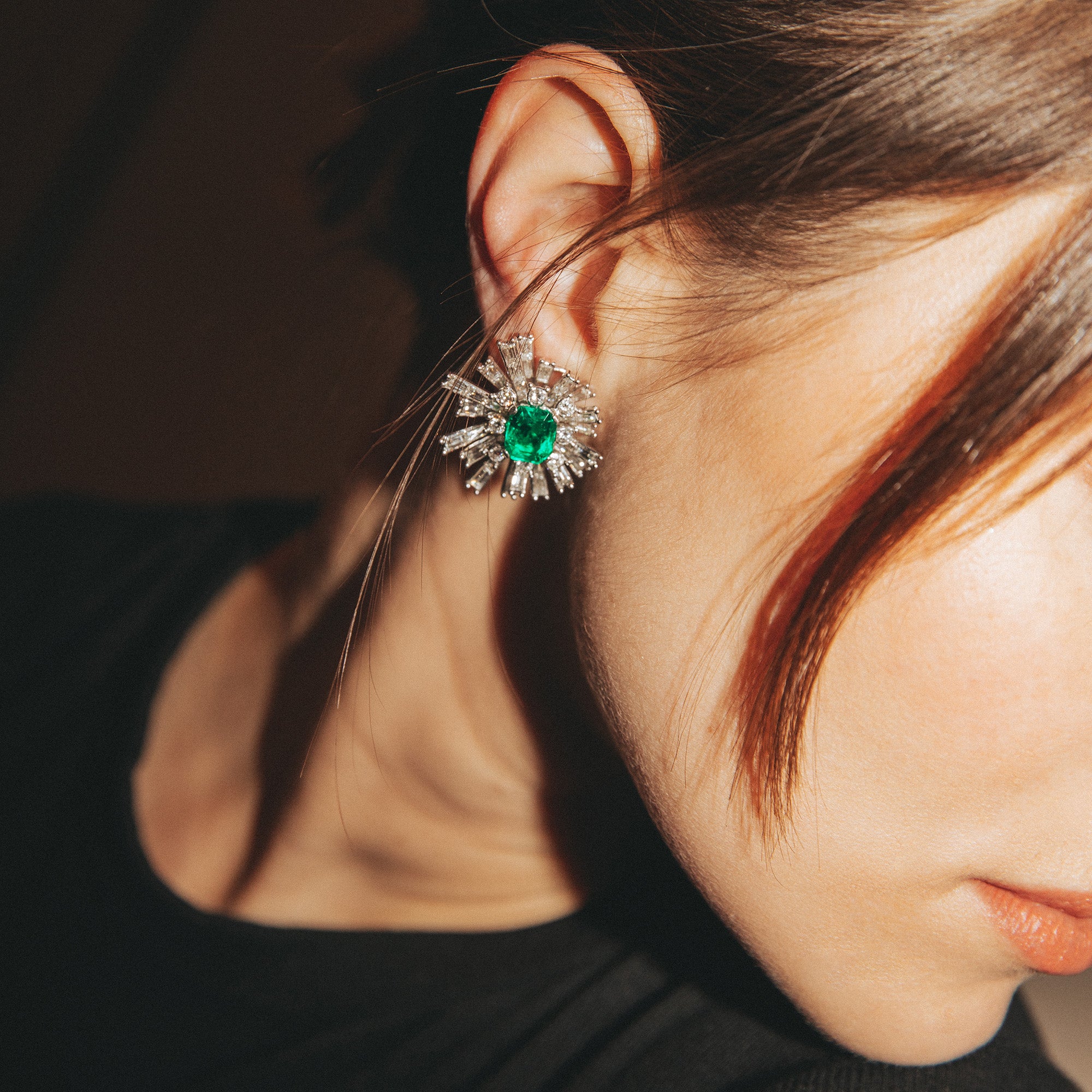 Boucles d'oreilles Clip en or blanc, platine, émeraudes de Colombie et diamants