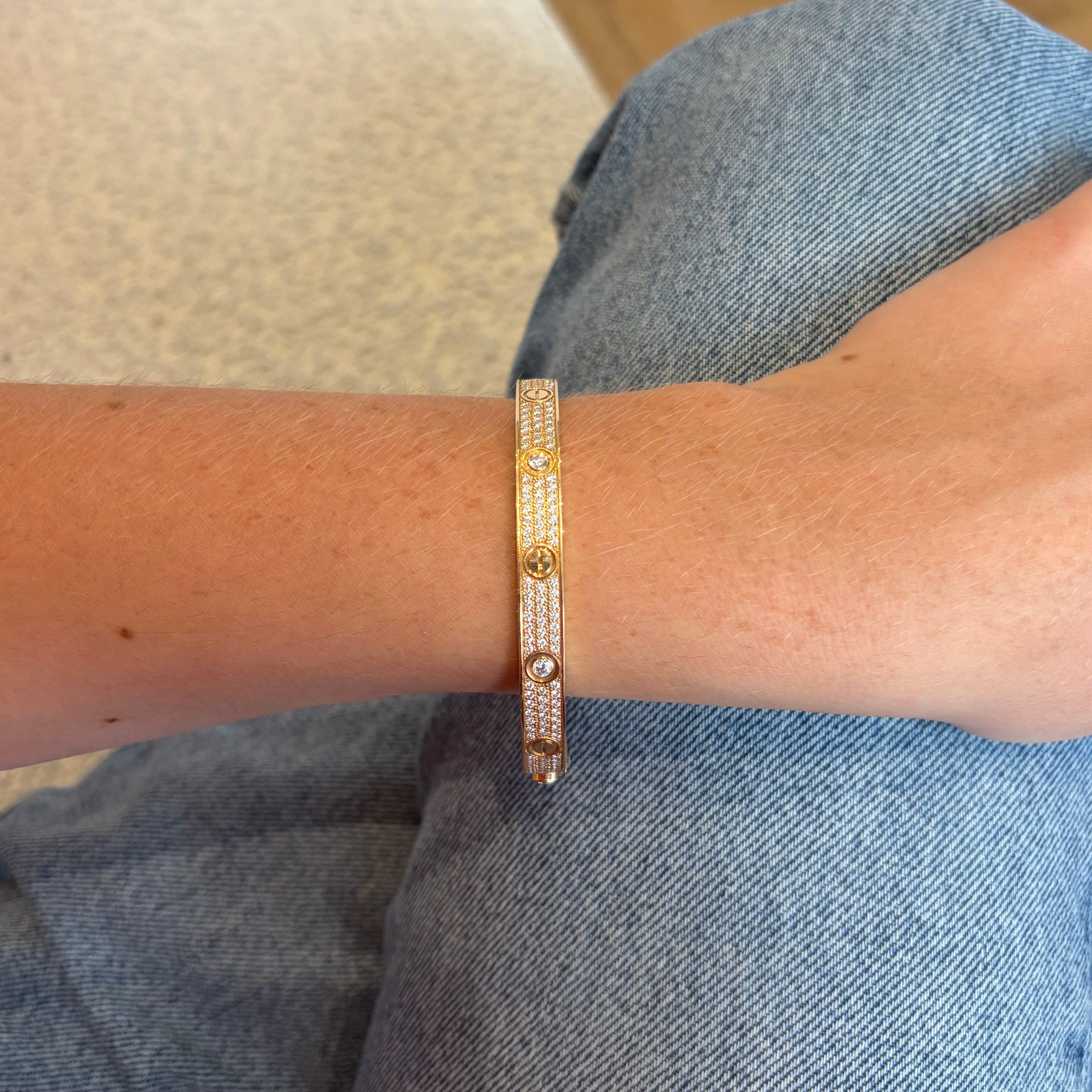 Bracelet CARTIER "Love" Modèle Classique Pavé en or rose et diamants
