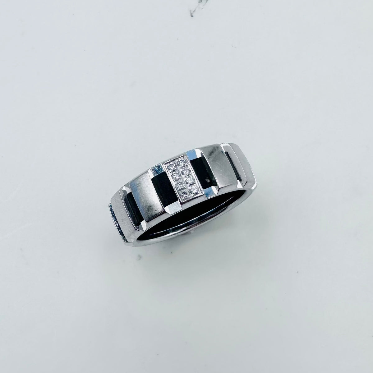 Bague Bandeau CHAUMET "Class One" en or blanc, diamants et caoutchouc