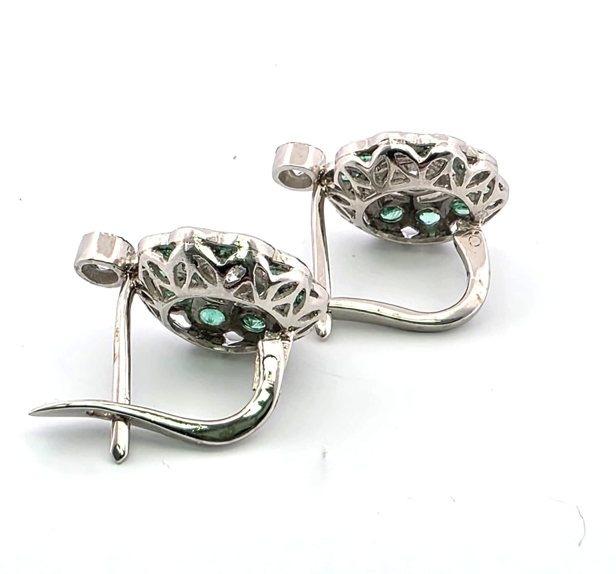 Boucles d'oreilles Dormeuses en platine, émeraudes et diamants