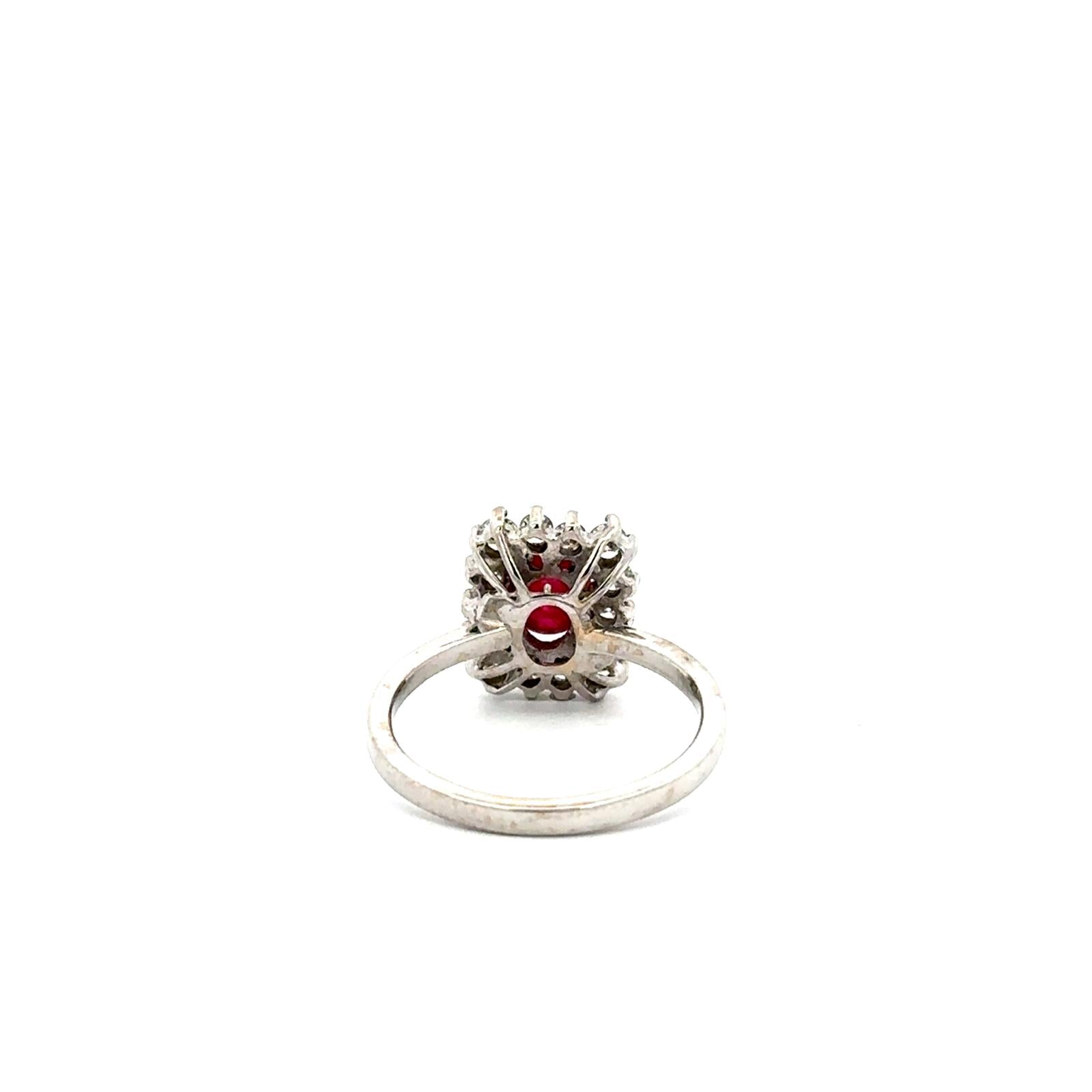 Bague Entourage en or blanc, rubis et diamants