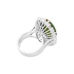 Bague or blanc, jade néphrite et diamants.