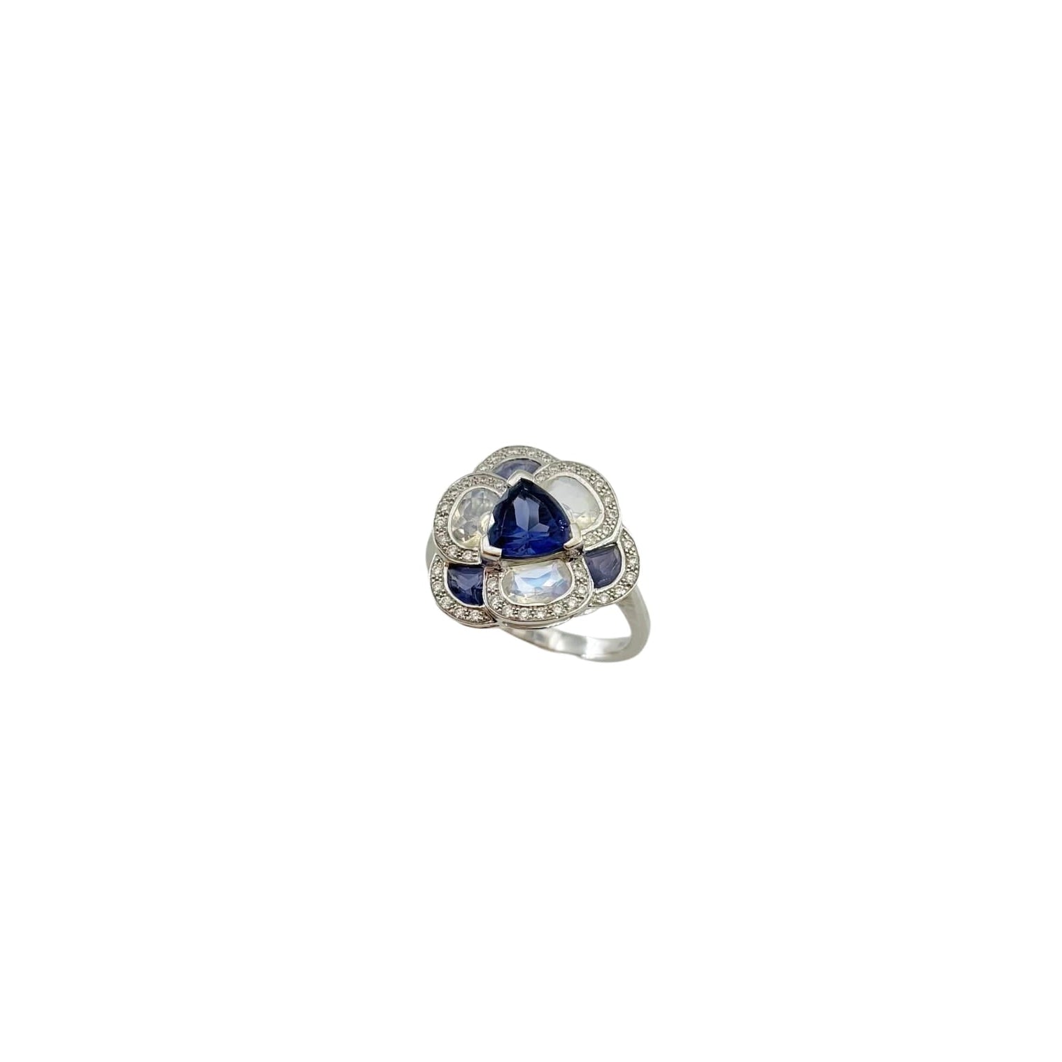 Bague Entourage ISABELLE LANGLOIS "Flora Pensée" en or blanc, pierres de lune, iolites et diamants