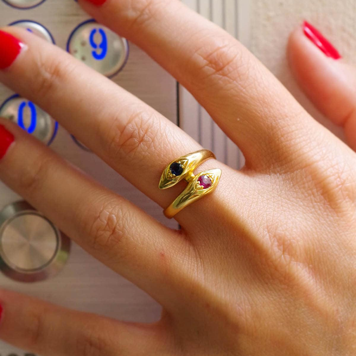 Bague Toi & Moi WEMPE en or jaune, saphir et rubis