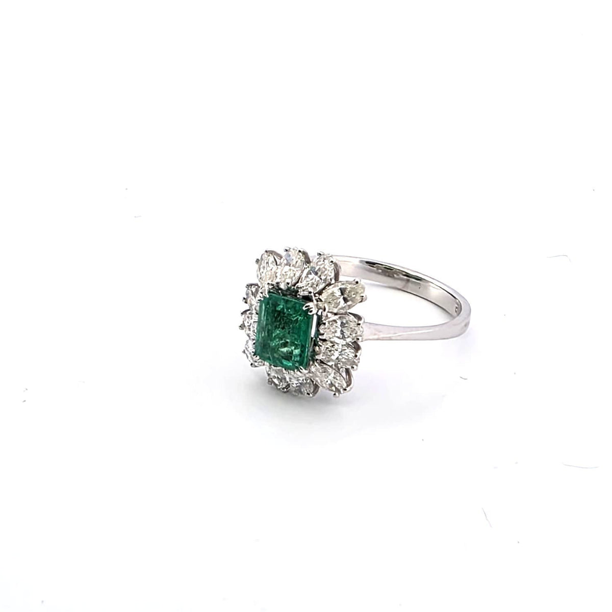 Bague Entourage en or blanc, émeraude et diamants