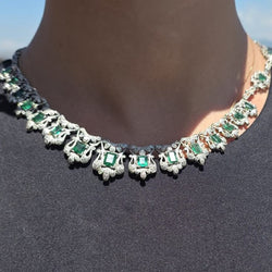 Collier Plastron en platine, émeraudes et diamants