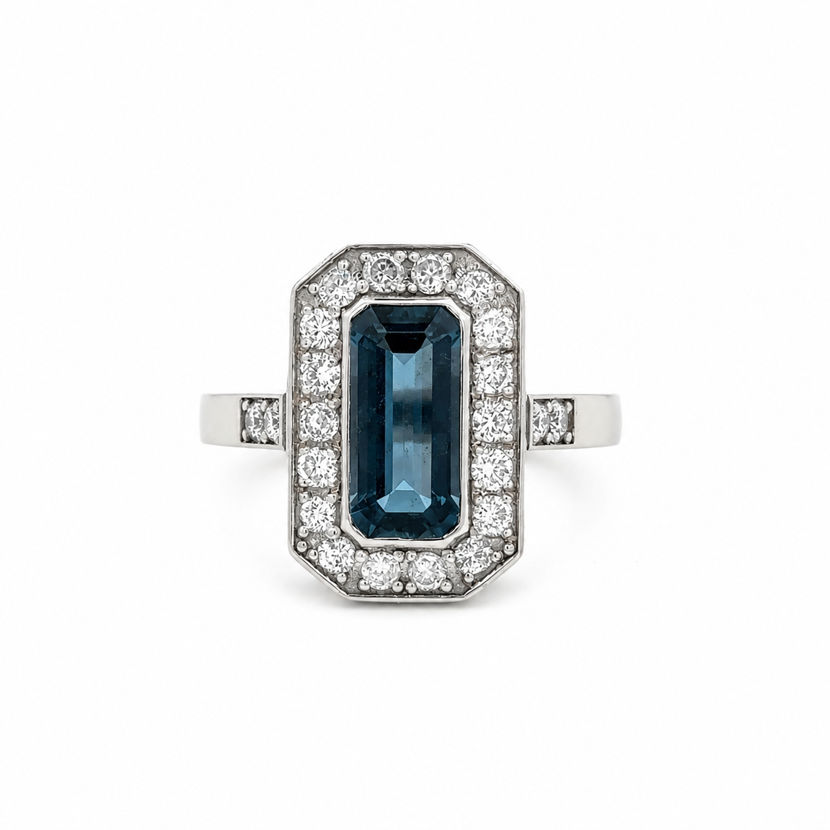 Bague Entourage en or blanc, topaze et diamants