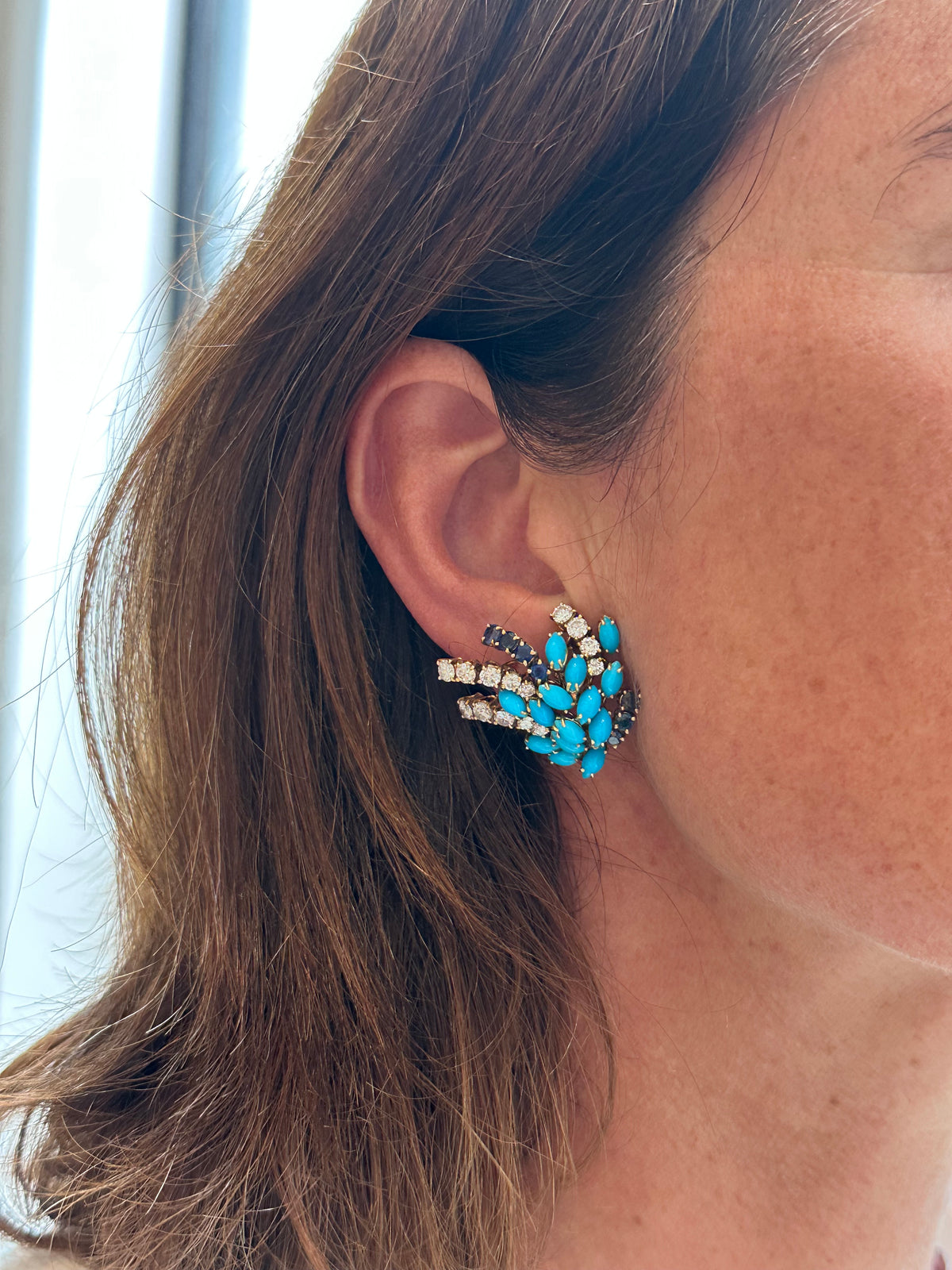 Boucles d'oreilles Clips BOUCHERON or jaune, turquoises, saphirs et diamants