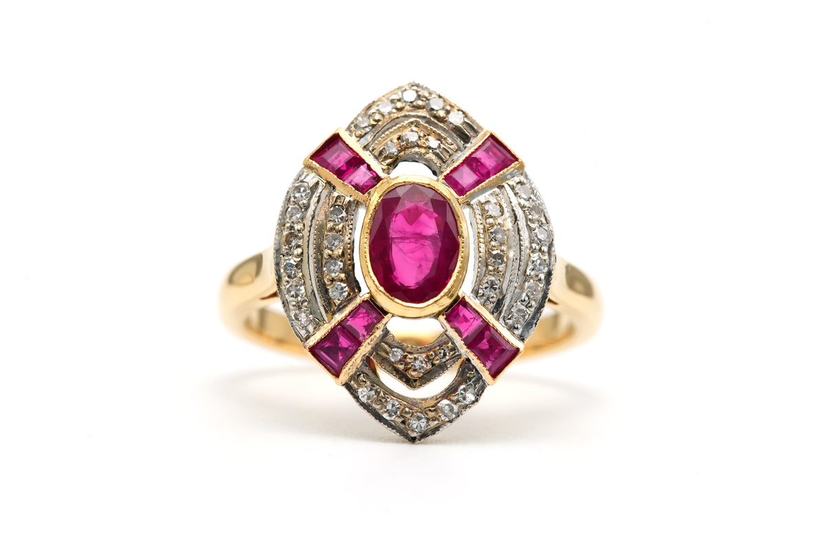 Bague Marquise en or jaune, rubis et diamants