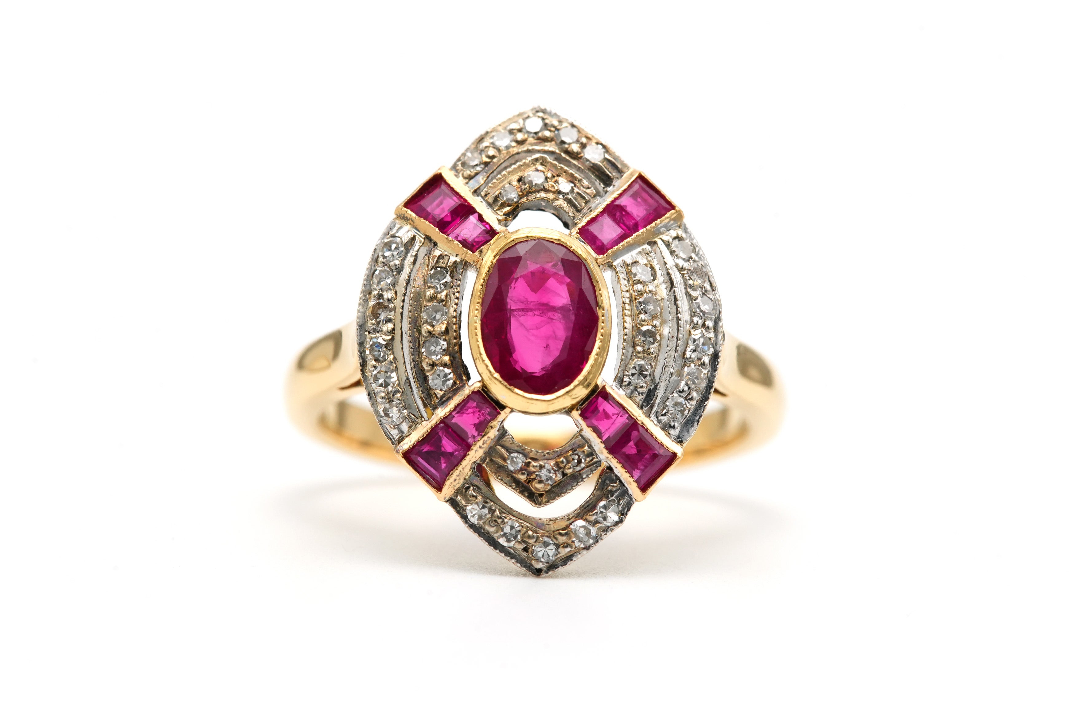 Bague Marquise en or jaune, rubis et diamants